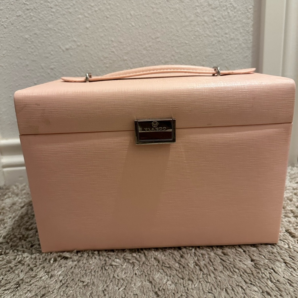 Chic Pink Cosmetic Case with Minimalist Design